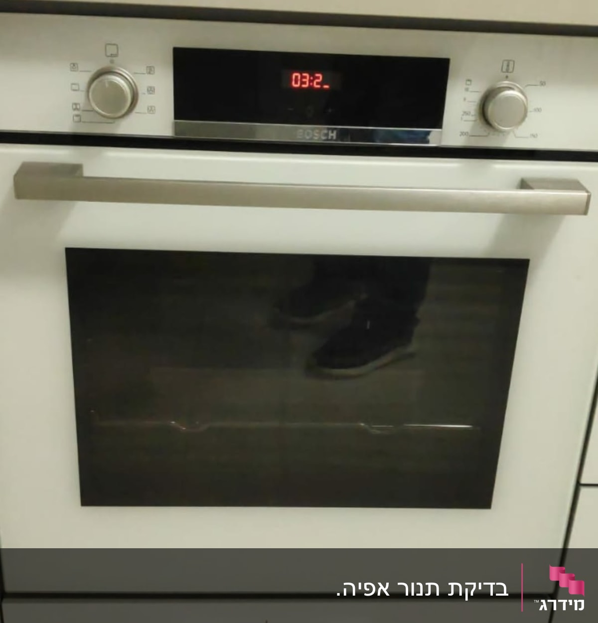 תנור אפייה עם תצוגה דיגיטלית וכפתורי שליטה